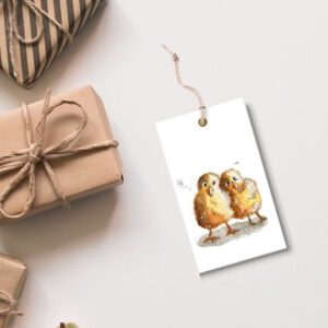 Foto van een cadeaulabel met een aquarelschildering van twee kuikens