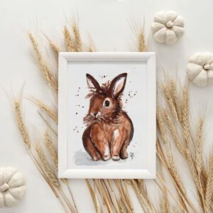 Foto van een poster in lijst met aquarelschildering van een konijn