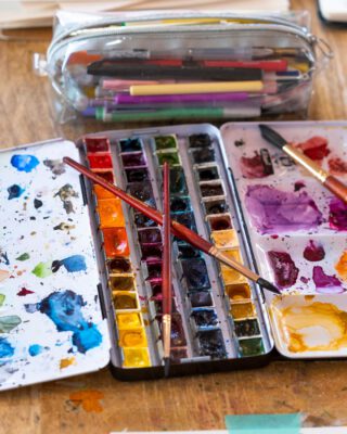 Foto van een aquarel verfdoos van a Girl in the Field