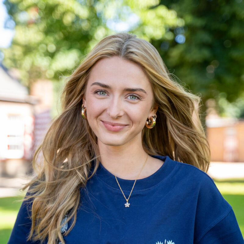 Foto van kunstenaar Esmée bij a Girl in the Field