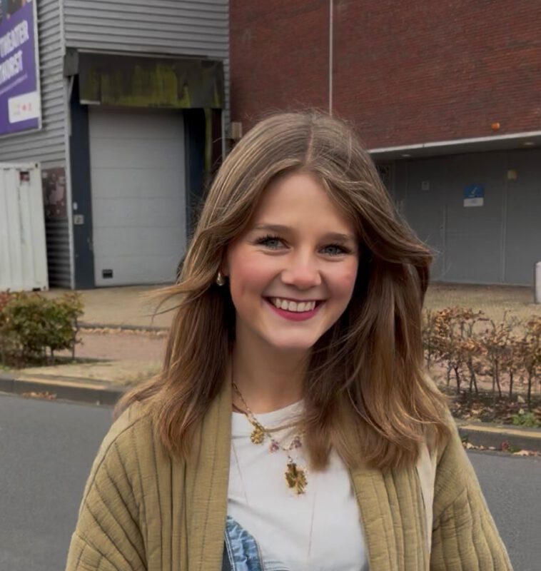 Filienne, illustrator van a Girl in the Field